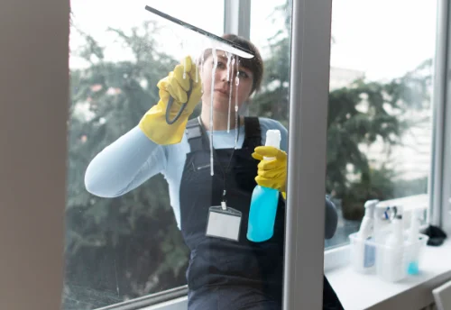 Nettoyage de vitres intérieures et extérieures à la Houssière